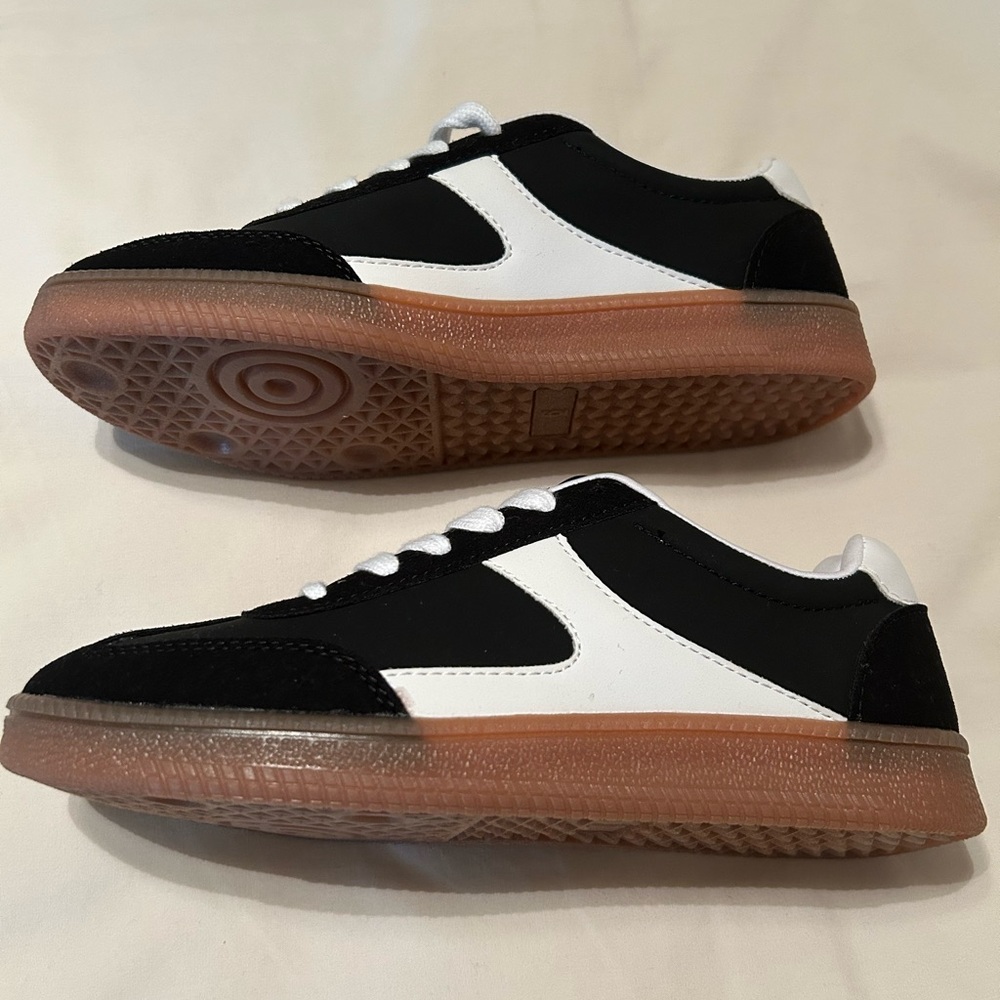 No Boundaries Black and White Athletic Shoes Sleek Design